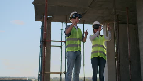 Zwei-Moderne-Crew-Mitarbeiter-Nutzen-VR,-Um-Projekte-Zu-Visualisieren,-Die-In-Einem-Unfertigen-Gebäude-Auf-Der-Baustelle-Stehen-Und-Platz-Zum-Kopieren-Haben